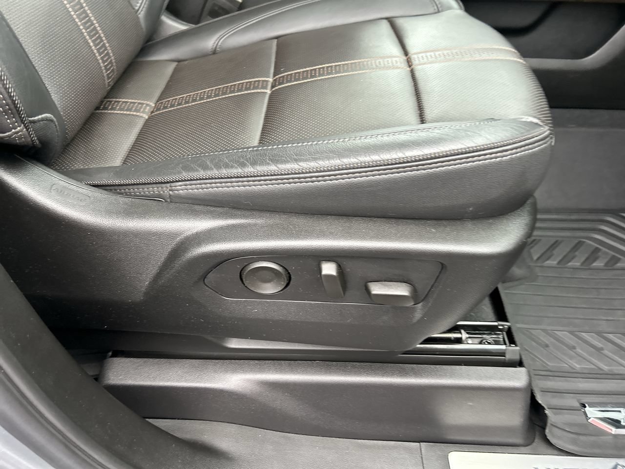 Used 2024 Chevrolet Silverado 2500 High Country w/ Technology Package AWD/4WD image 16