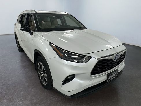 Used 2023 Toyota Highlander XLE image 1