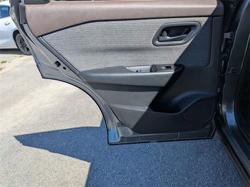 Used 2023 Nissan Rogue S image 23