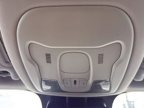 Used 2017 Jeep Renegade Latitude w/ Popular Equipment Group image 21