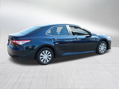 Used 2018 Toyota Camry LE image 6