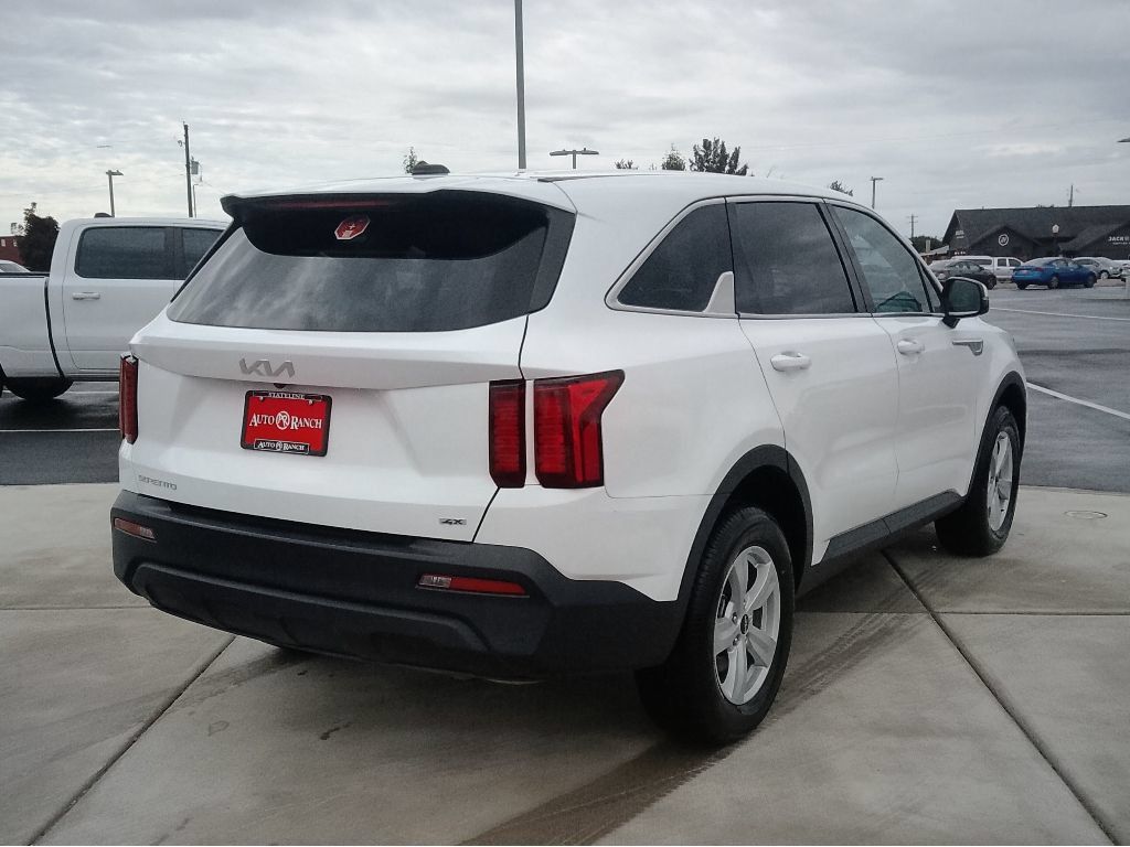 Used 2023 Kia Sorento LX AWD/4WD image 3