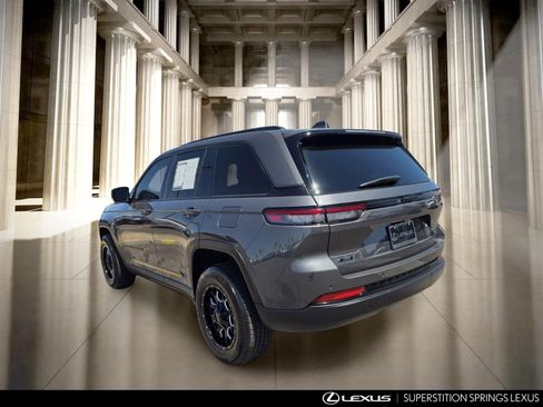 Used 2025 Jeep Grand Cherokee Altitude AWD/4WD image 6