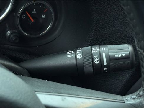 Used 2015 Jeep Wrangler Unlimited Sahara image 32