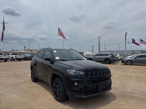 Used 2025 Jeep Compass Latitude w/ Altitude Special Edition AWD/4WD image 1
