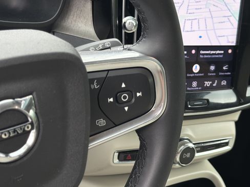 Certified 2023 Volvo XC40 B5 Plus AWD/4WD image 20