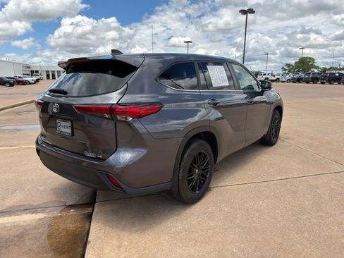 Used 2023 Toyota Highlander LE FWD image 17