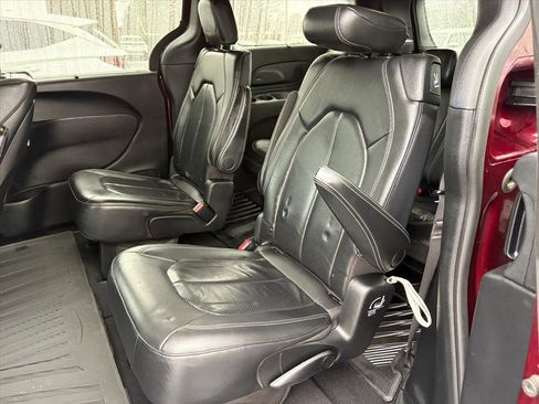 Used 2020 Chrysler Pacifica Touring-L w/ Advanced Safetytec Group image 17