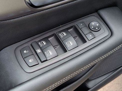 Certified 2025 Chrysler Pacifica Select image 15