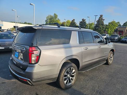 Used 2022 Chevrolet Suburban LT w/ Luxury Package AWD/4WD image 8
