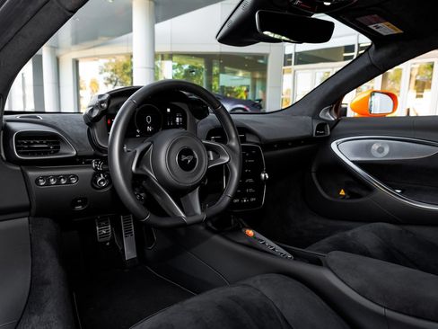 Used 2025 McLaren Artura RWD image 38