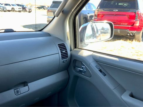 Used 2018 Nissan Frontier SL image 38