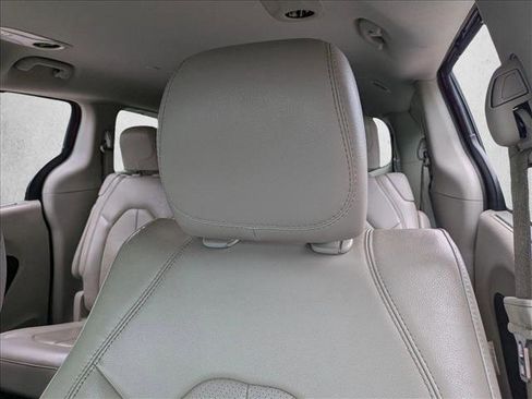 Used 2021 Chrysler Pacifica Touring-L FWD image 14