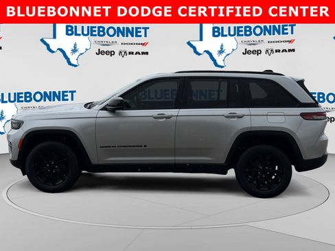 Used 2024 Jeep Grand Cherokee Altitude AWD/4WD image 8