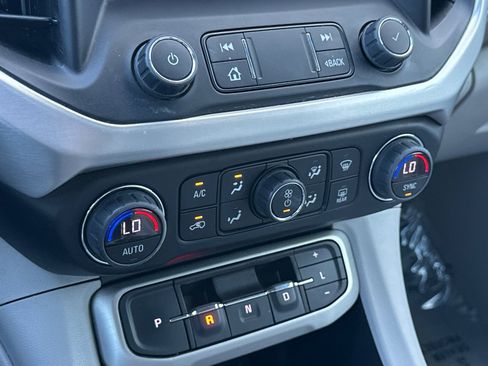 Used 2023 GMC Acadia SLT image 32