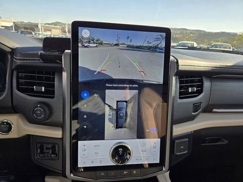 Used 2024 Ford Expedition Platinum image 11