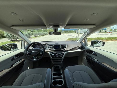 Used 2021 Chrysler Voyager LX image 3