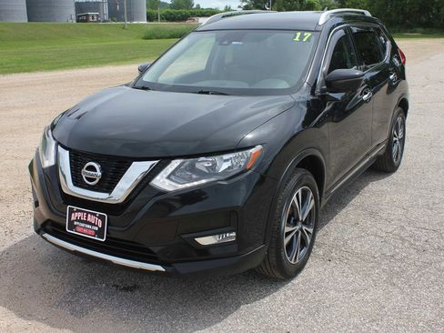 Used 2017 Nissan Rogue SL image 2
