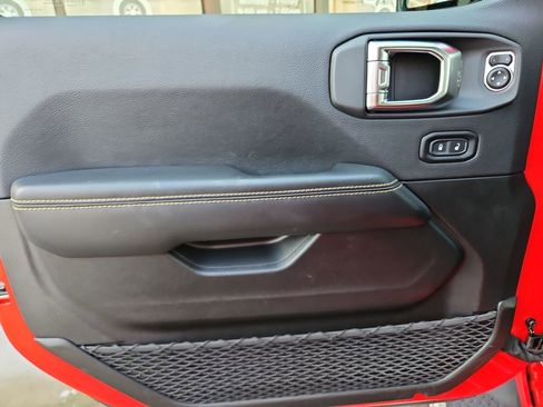 Used 2025 Jeep Wrangler Unlimited Sahara image 26