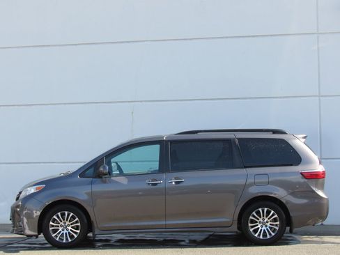 Used 2018 Toyota Sienna XLE w/ XLE Navigation Package FWD image 4