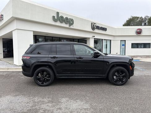 Used 2023 Jeep Grand Cherokee Limited w/ Luxury Tech Group II image 4