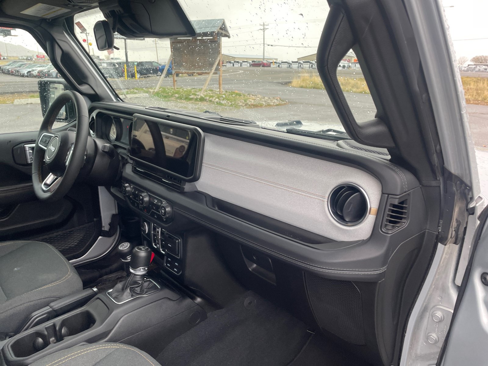 Used 2024 Jeep Wrangler Unlimited Sahara AWD/4WD image 16