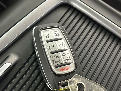 Used 2023 Chrysler Pacifica Touring-L FWD image 33