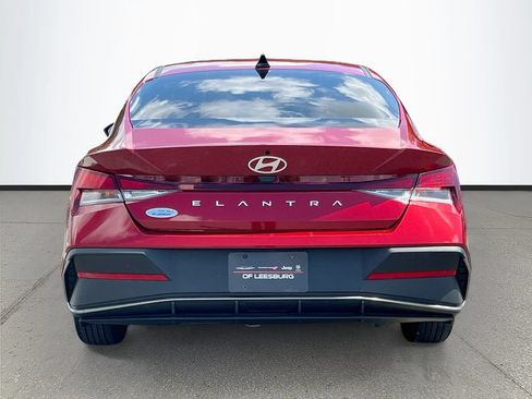 Used 2025 Hyundai Elantra SE w/ Cargo Package FWD image 6