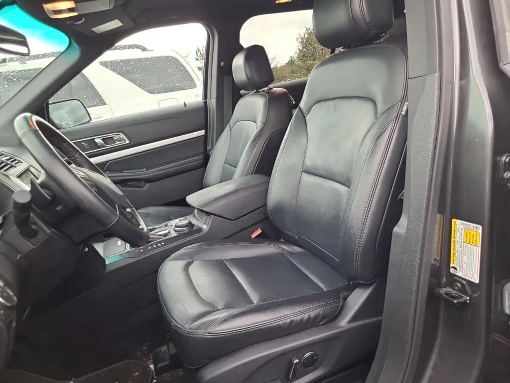 Used 2017 Ford Explorer XLT w/ Equipment Group 202A AWD/4WD image 3
