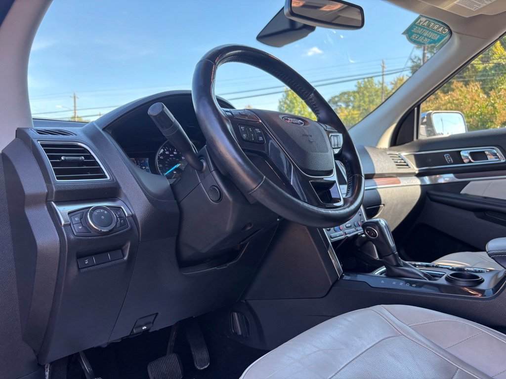 Used 2019 Ford Explorer Limited w/ Limited Luxury Package FWD image 21