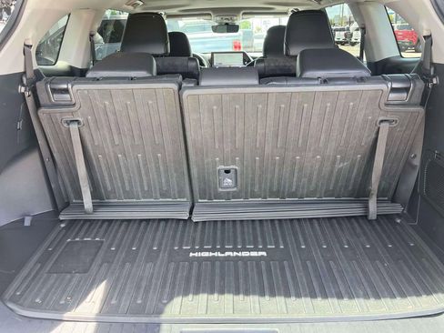 Used 2024 Toyota Highlander XLE AWD/4WD image 18