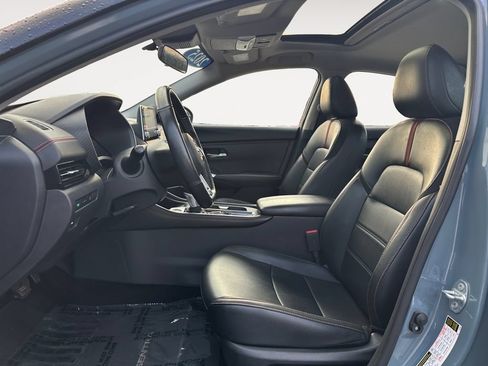 Used 2025 Nissan Sentra SR w/ SR Premium Package FWD image 9