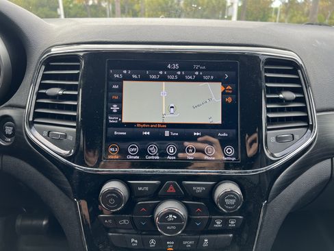 Used 2021 Jeep Grand Cherokee Laredo X image 23