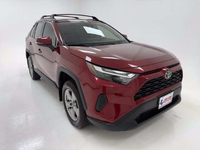Used 2022 Toyota RAV4 XLE w/ Convenience Package FWD image 2