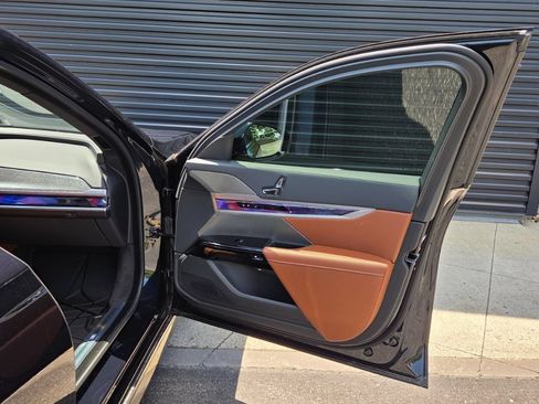 Used 2025 BMW i7 xDrive60 AWD/4WD image 21