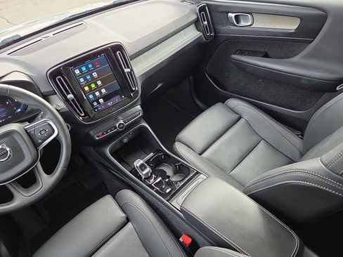 Used 2025 Volvo XC40 B5 Plus image 12