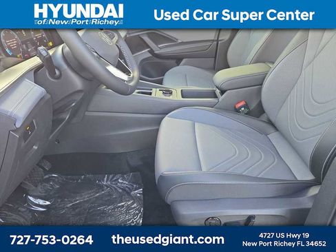 Used 2025 Volkswagen Tiguan SE w/ Panoramic Sunroof Package image 17