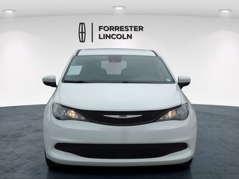 Used 2023 Chrysler Voyager LX FWD image 12