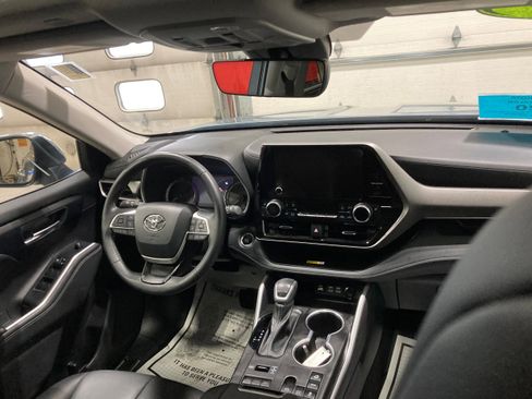 Used 2024 Toyota Highlander XLE image 12