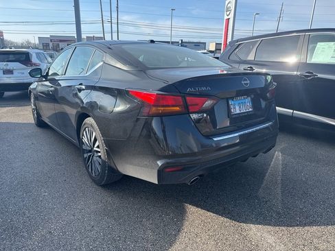 Used 2023 Nissan Altima 2.5 SV w/ SV Premium Package image 2
