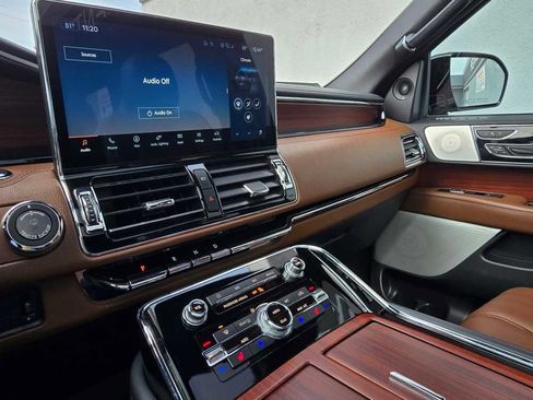 Used 2023 Lincoln Navigator Reserve image 17