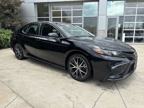 Used 2023 Toyota Camry SE FWD image 2