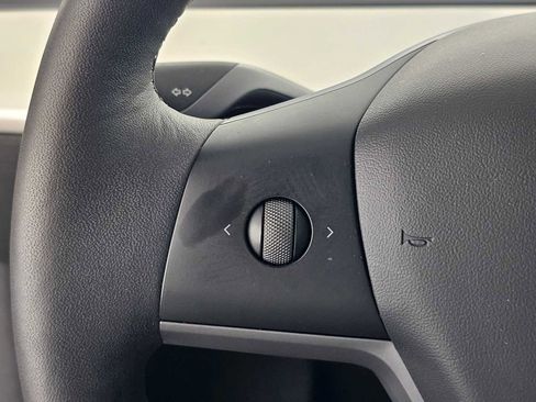 Used 2022 Tesla Model Y Long Range image 27