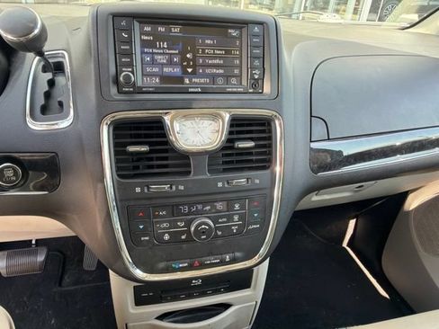 Used 2014 Chrysler Town & Country Limited w/ Luxury Group FWD image 8