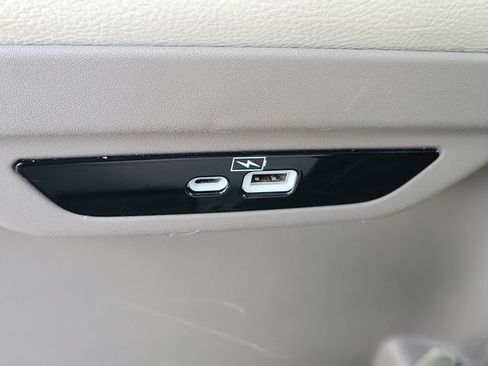 Used 2021 Chrysler Pacifica Touring-L FWD image 15