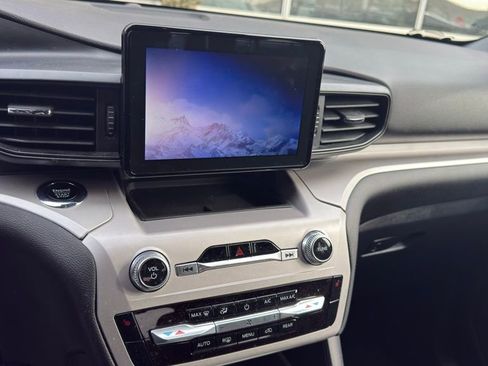 Used 2023 Ford Explorer XLT image 13