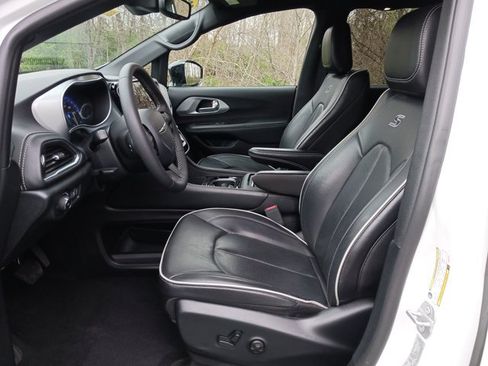 Used 2025 Chrysler Pacifica Limited FWD image 12