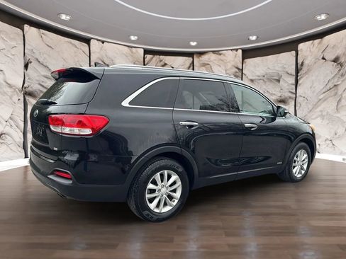 Used 2016 Kia Sorento LX w/ LX Convenience Package image 5