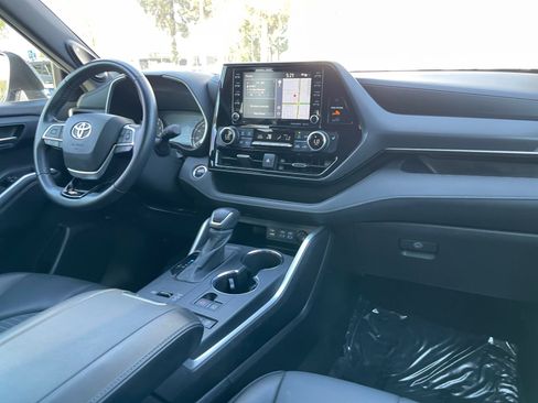 Used 2022 Toyota Highlander XSE image 18