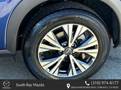 Used 2023 Nissan Rogue SV image 30